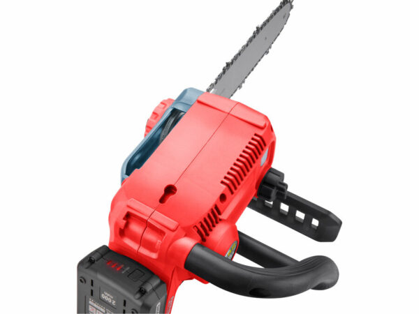 Motosierra sin cable SHARE20V de 30 cm de color rojo y negro con empuñadura ergonómica sobre fondo blanco.