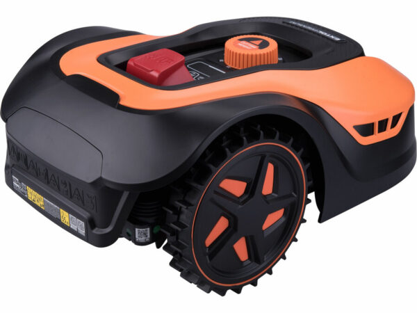 La tondeuse compacte de 900 m2 alimentée par batterie a un design élégant noir et orange, de grandes roues et un panneau de commande accessible.