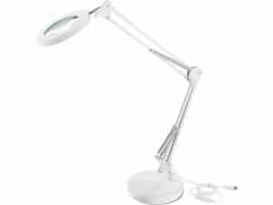 Lampe de table blanche avec loupe 5x, design réglable, alimentation USB ; 2400 lumens, trois couleurs de lumière sur fond blanc.