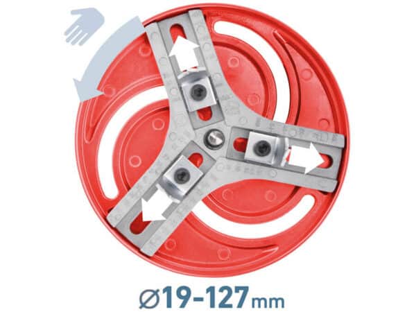 Rode, metalen, verstelbare oliefiltertang, geschikt voor 19-127 mm, met 3 armen en draaipijl.