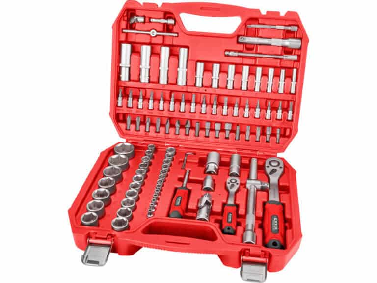 94 parçalı CrV/S2 Soket Başlığı Seti içeren kırmızı bir çanta: 1/4" ve 1/2" soketler, uçlar, cırcır anahtarları, düzgünce organize edilmiş.
