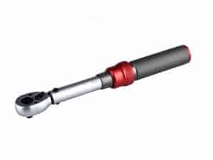 Chave de torque de 1/4" (1-6 Nm), punho texturizado prateado/vermelho, em fundo branco.