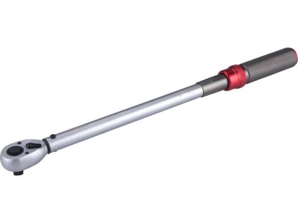 Uma chave de torque CrV de 1/2" com corpo prateado, cabo vermelho e mecanismo de catraca; suporta 20-210 Nm.