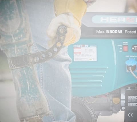 Person in yellow gloves adjusts a lever on a blue 5500W generator.