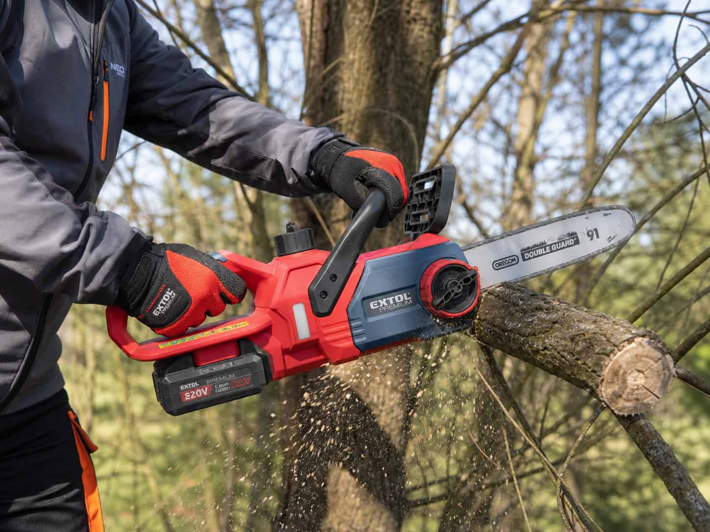 Cordless chainsaw in use, 20V vs 40V comparison
